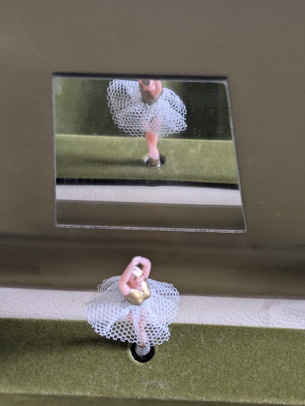 Vintage LADY BUXTON Dancing Ballerina Music Jewelry Box 10.5" x 7" x 4" - Picture 2 of 14